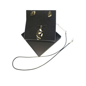 Rubylishious 
Silver set of earrings and pendant almond shape black, gold white